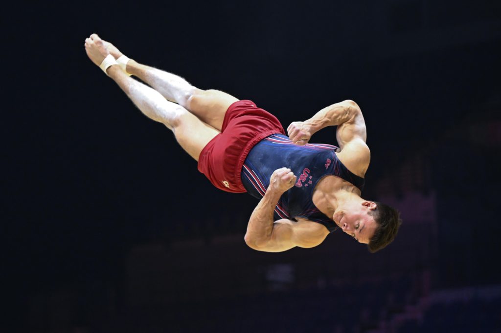 Brody Malone berkompetisi di lantai selama latihan podium di Kejuaraan Senam Dunia 2022.